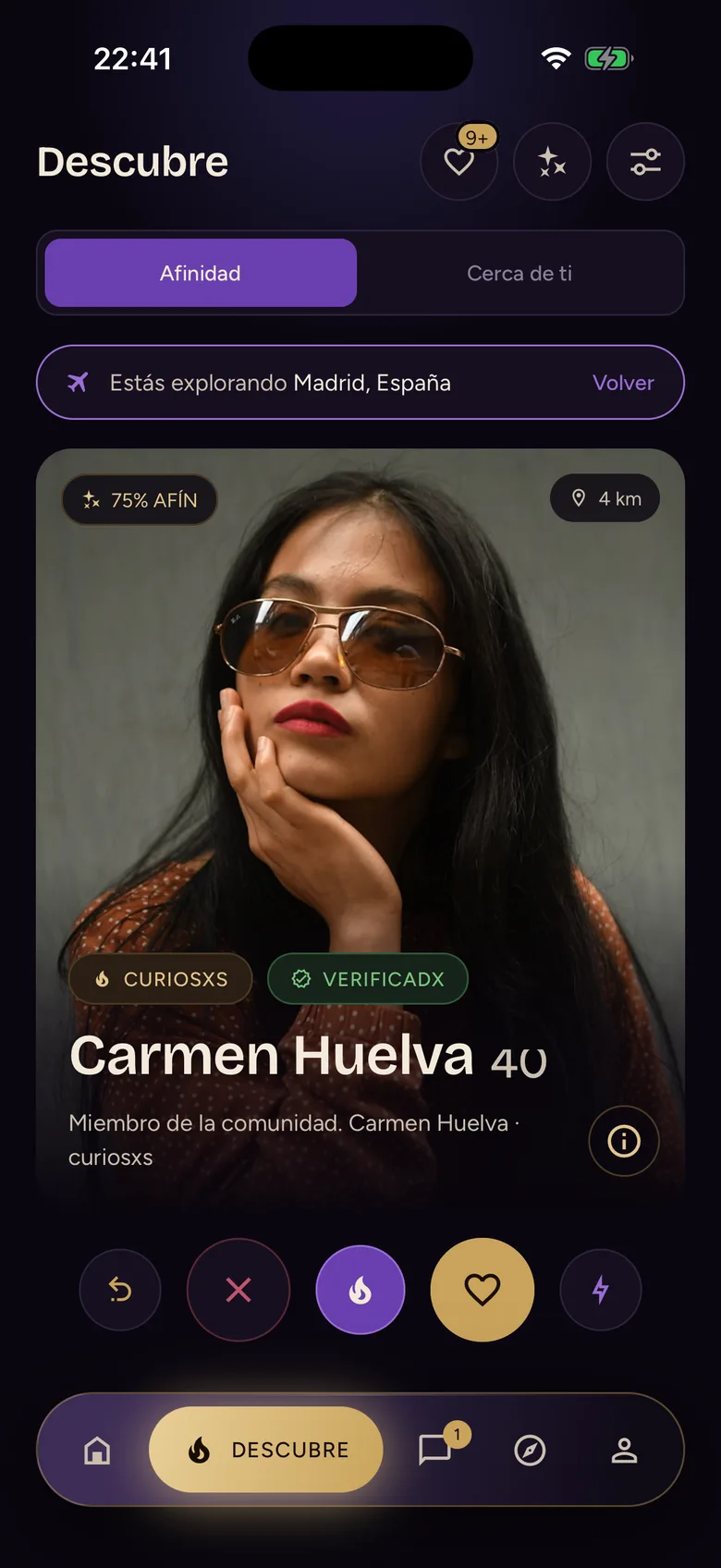 El deck de Descubre en Klambre: una carta de perfil a pantalla completa con su porcentaje de afinidad, el sello de verificadx y los botones de descartar y gustar