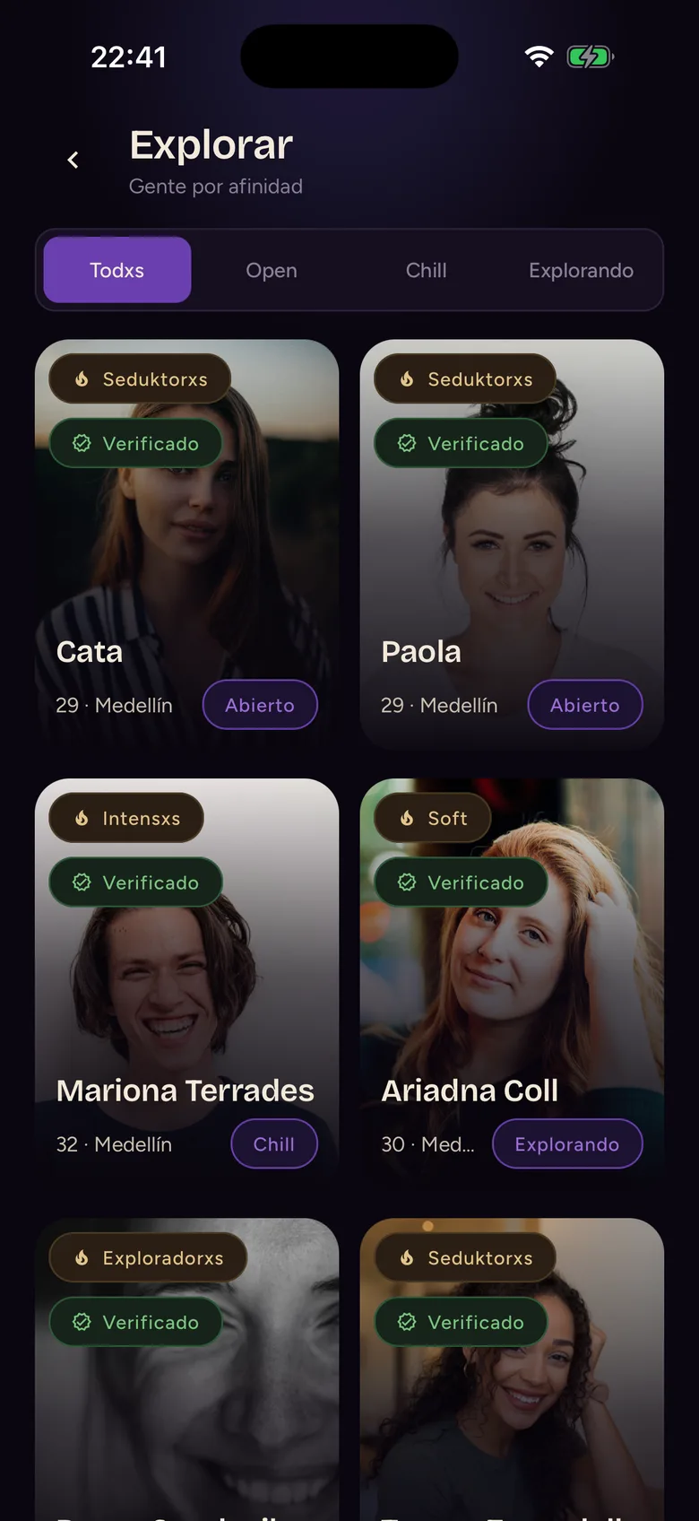La vista Explorar de Klambre: un mosaico de perfiles con su vibe (Seduktorxs, Intensxs, Soft…), el sello de verificado, el nombre y la ciudad de cada persona.